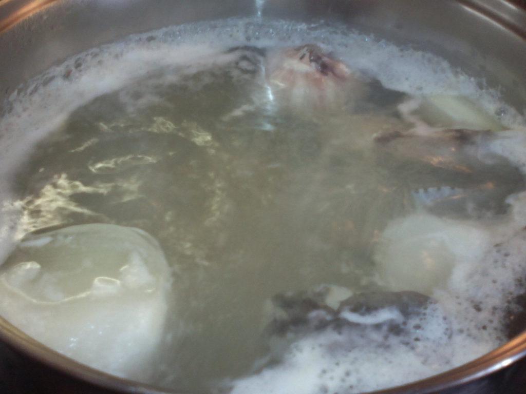el fume con la cabeza del rodaballo y la cola del rape