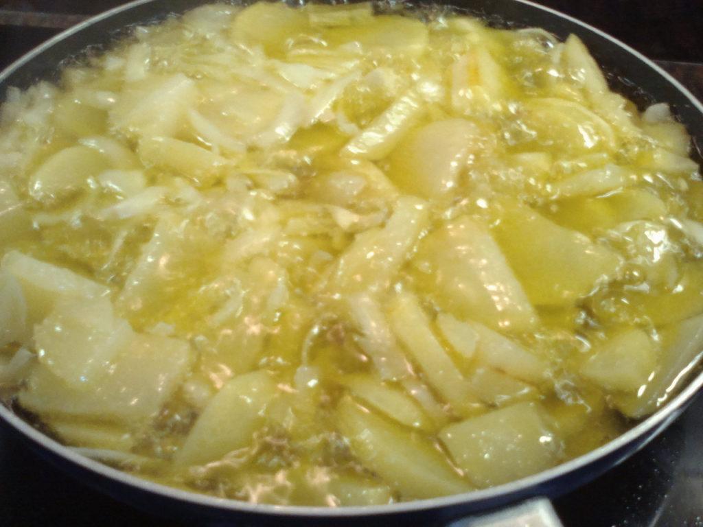 freir las patatas y cebollas