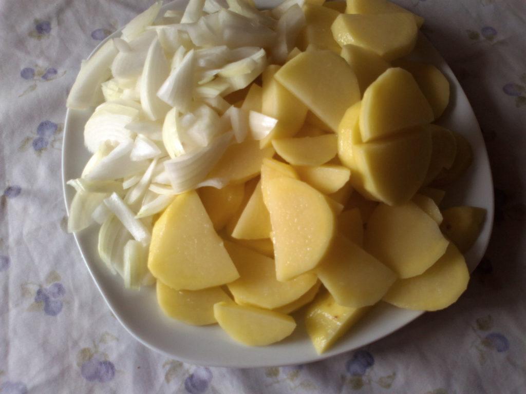 patatas y cebollas cortadas