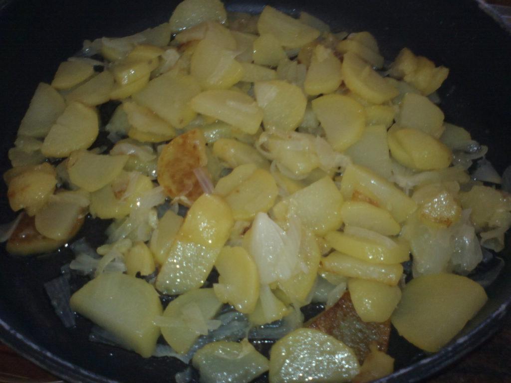 patatas y cebollas en la cazuela