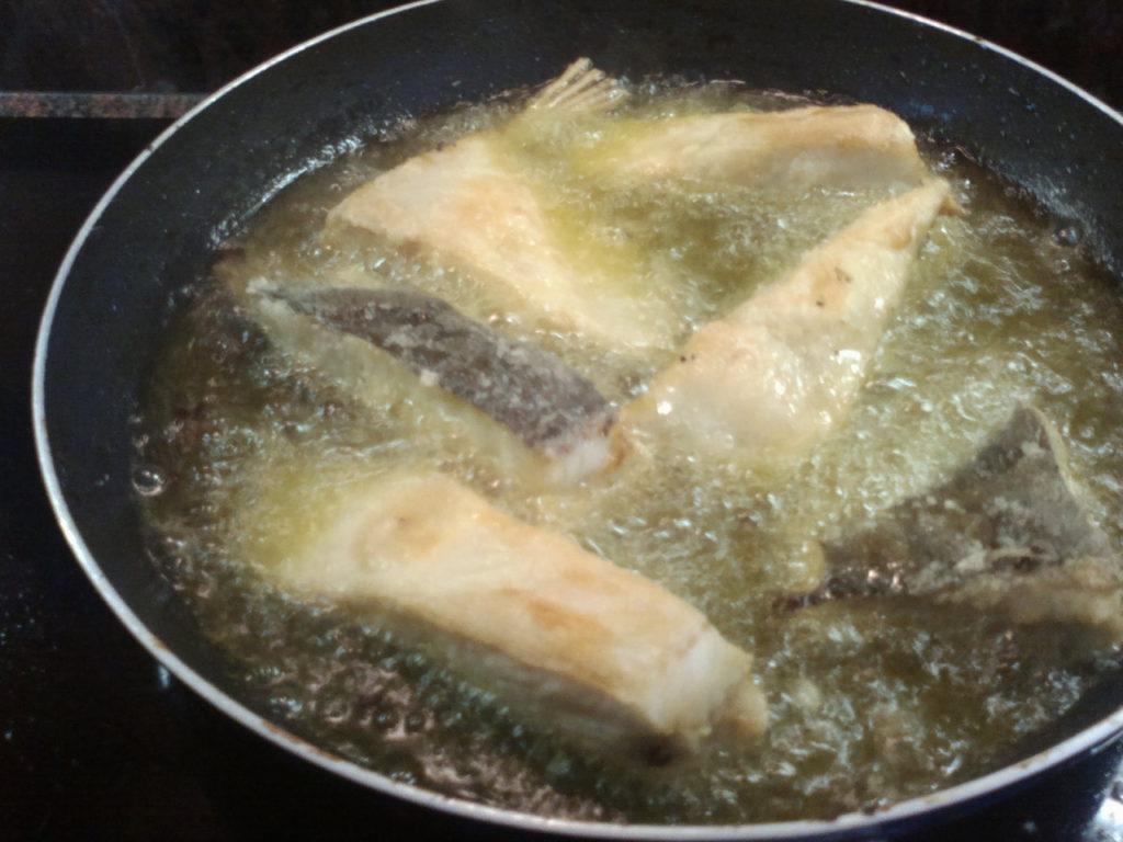 se frie el pescado y se coloca encima de las patatas en la cazuela